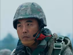 “想想黄继光，两腿硬邦邦”！空降兵跳伞，都是指挥员带头跳✊