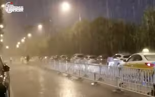 疾风+骤雨+雷电！双蓝预警高挂，本端提醒市民出行注意安全