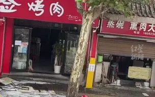 餐馆后厨着火，消防员转移14个煤气罐，辛苦了！