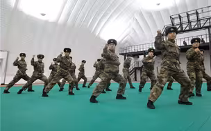 破解寒区部队冬训难题！实拍解放军新型训练大棚火热练兵景象
