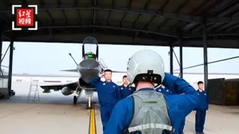 空军某旅特级飞行员李跃东、薛磊告别蓝天仪式