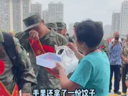 寓意顺顺利利！ 奶奶煮66个饺子送孙子参军却遗憾错过，挨个喂给其他参军小伙