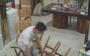 大力不一定出奇迹！男孩推椅子吃饭，不料打翻一桌子的菜