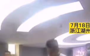 12岁男孩偷走爸爸车钥匙，靠玩汽车游戏的经验，带妹妹在高速上开到120