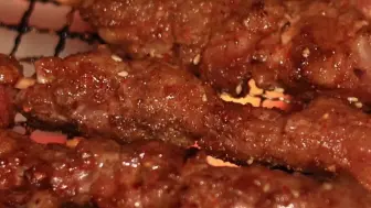 睡了吗？今晚吃烧烤。转给你的好朋友，然后晚安💤