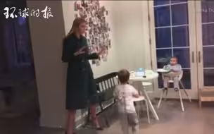 伊万卡下班回家后与儿子们一起尬舞