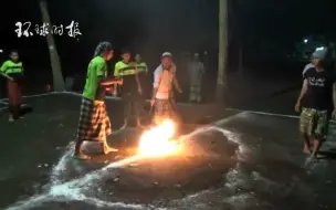 震惊了...印尼学生光着脚踢火焰足球