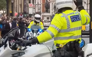 英国新首相刚上任就遭哄：抗议者高喊“出局”，还有人放歌讽刺