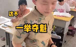 河南男孩因穿旗袍送姐姐高考上课来晚了，老师：为了姐姐，你也是拼了！
