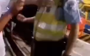 醉酒男子撒泼，被妻子一招制住