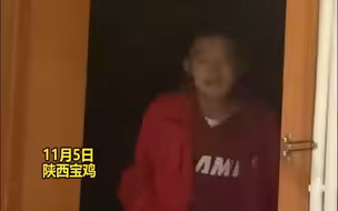 弟弟回家看到许久未见姐姐，兴奋地扔书包掏衣兜，之后话感动网友
