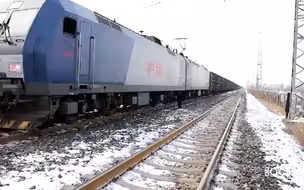实拍中国最长火车：满载2万吨煤 2公里长的车厢数都数不过来！