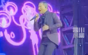 张学友马来西亚演唱会在台上突然跌倒，自称从小耳水不平衡
