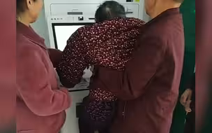 94岁老人被要求现场人脸识别 家属抬着老人大厅里认证 银行回应了