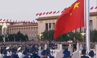 天安门广场举行国庆升旗仪式：迎着清晨第一缕阳光 五星红旗冉冉升起