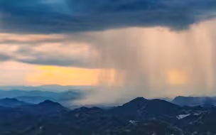 网友：这一刻，“倾盆大雨”具象化了。