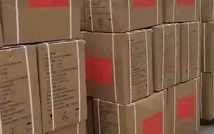 苏翊鸣捐赠一万套防护服驰援家乡吉林,并在箱子上亲笔留言：“吉林加油！医护人员辛苦了！”