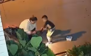 小男孩冲上马路，骑车阿姨刹车不及摔倒，他用行动弥补过错！