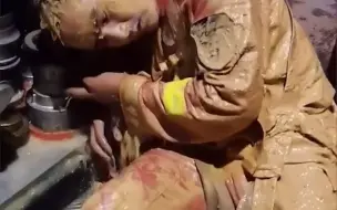 心疼！地下污水管道突遇塌方，消防员救援后成“泥人”。