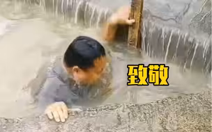 大雨导致排水渠被堵，村支书多次下潜清理堵塞口