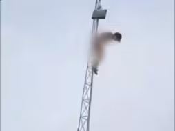 女子爬避雷针从塔顶跳下，官方通报：抢救无效死亡，家属反映其有精神障碍