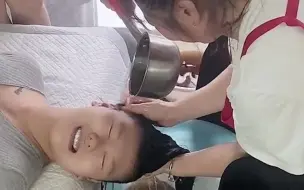 河南远嫁浙江的姑娘与婆婆处成闺蜜！婆婆给坐月子的儿媳煮艾叶水 叫上小姑子一起给她洗头