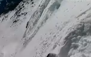 惊险！美国一男子山中滑雪突然遭遇雪崩 视频记录死里逃生场面