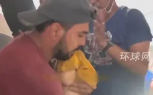 加沙儿童被轰炸倒下的废墟压住，众人合力救出后，人群爆发欢呼