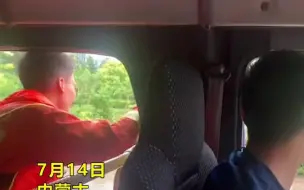消防归队遇母亲被困 蹚水背母亲过马路网友：守护人民也保护你