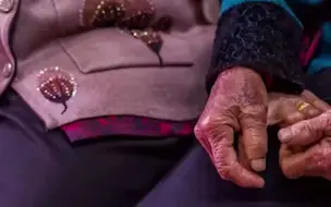 羡慕！婚礼现场新娘爷爷奶奶外公外婆都到场参加，见证她的幸福