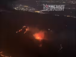 旅客坐飞机拍下贵州山火画面，称能看到火光与浓烟，希望灭火人员注意安全