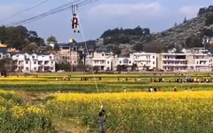 有点废大叔!福建网红打卡点现“人工”索道 大叔放风筝式手拉游客