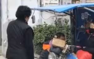 #残障夫妻合体送快递日送200件#，丈夫搬运妻子打电话