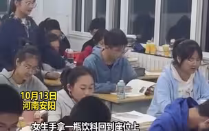 高中女生递给同桌一瓶饮料，男生一个动作让网友直呼：太甜了