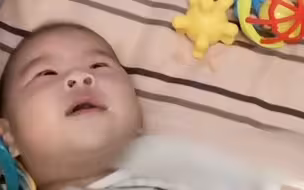 萌娃听爸爸背古诗词，瞬间停止哭闹，爸爸：胎教就是阅读古诗词。