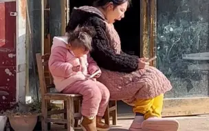 侄女和姑姑并排坐，一扭头简直是一个模子里刻出来的。@思无苏