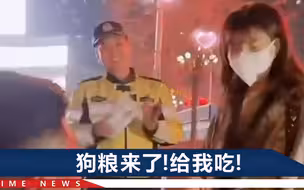 交警夜查见证男子浪漫求婚，眼神柔情呲牙微笑，官方带头祝福