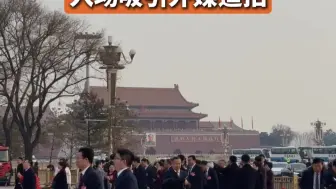 两会现场 解放军和武警部队代表团 入场吸引外媒追拍