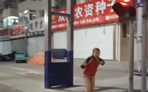 弟弟坚持每天去接姐姐，上一秒睡眼惺忪下一秒兴奋奔来，姐姐记录下有爱一幕