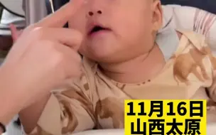 小姨教7个月大宝宝认身体部位，逗得他咯咯大笑。爸爸紧跟着试了试，没想到宝宝立马变了脸
