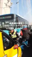 早高峰大堵车，交警鞠躬求逆行老年代步车让道“往后退，求求你们了”