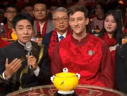 埃文·凯尔把国礼瓷带到了春晚现场，用中文给大家拜年