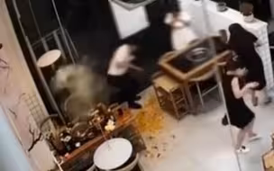 三人就餐不慎把打火机掉火锅中，服务员捞取时突然爆炸烫伤多人