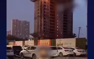 毫无底线!女子火灾现场跳舞蹭流量被罚停更7天!