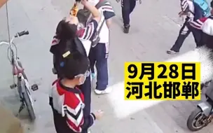 国歌响起瞬间，学生纷纷停下脚步立正敬礼