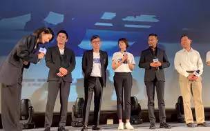 青年演员泪洒首映礼，鞠躬致谢抗疫英雄 钟老上前拥抱鼓励