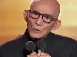 跑龙套30年，52岁时出演济公，90岁的游本昌获“终身成就艺术家”：“这是战鼓，是镜子，催我前进！”