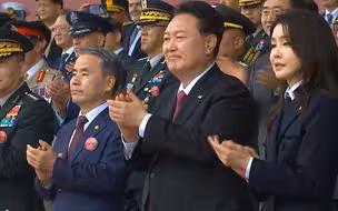 韩国举行10年来首次大规模阅兵，尹锡悦雨中检阅部队