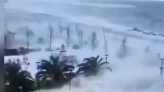 “百年一遇”暴风雪席卷黑海多国 海水倒灌房屋被冲“碎”