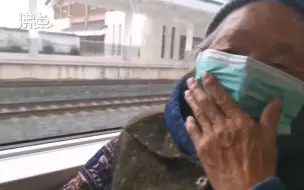 90岁老奶奶第一次坐火车笑得像孩子